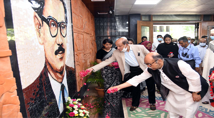 জাতির পিতা বঙ্গবন্ধু শেখ মুজিবুর রহমানের ৪৭তম শাহাদতবার্ষিকী ও জাতীয় শোক দিবসে শিল্পমন্ত্রী নূরুল মজিদ মাহমুদ হুমায়ূন মন্ত্রণালয় প্রাঙ্গণে বঙ্গবন্ধুর প্রতিকৃতিতে পুস্পস্তবক অর্পণ করেন। এসময় শিল্প প্রতিমন্ত্রী কামাল আহমেদ মজুমদার উপস্থিত ছিলেন।