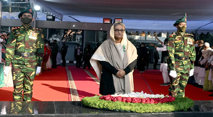 জাতির পিতা বঙ্গবন্ধু শেখ মুজিবুর রহমানের স্বদেশ প্রত্যাবর্তন দিবস উপলক্ষ্যে ধানমন্ডির বঙ্গবন্ধু স্মৃতি জাদুঘরে জাতির পিতার প্রতিকৃতিতে পুস্পস্তবক অর্পণ শেষে নীরবে দাঁড়িয়ে শ্রদ্ধা জানান প্রধানমন্ত্রী শেখ হাসিনা।  