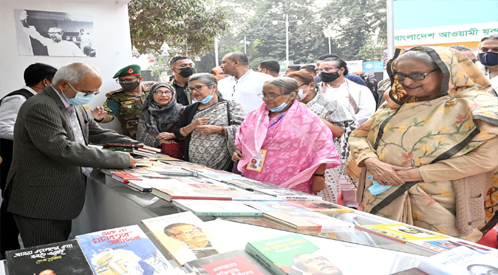 প্রধানমন্ত্রী শেখ হাসিনা ঢাকায় বাংলা একাডেমি প্রাঙ্গণে অমর একুশে বইমেলা ২০২৩ এর উদ্বোধন শেষে বিভিন্ন স্টল ঘুরে দেখেন।