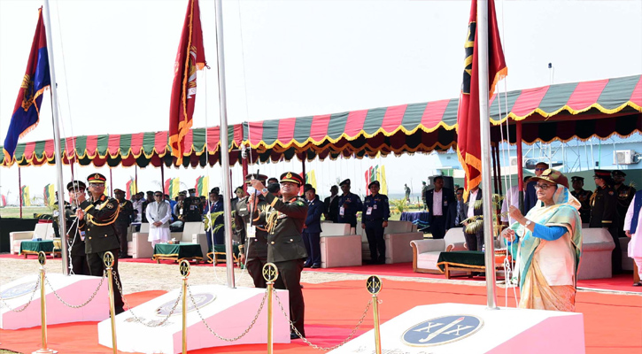 প্রধানমন্ত্রী শেখ হাসিনা কিশোরগঞ্জের মিঠামইনে বীর মুক্তিযোদ্ধা আবদুল হামিদ সেনানিবাস এর উদ্বোধন অনুষ্ঠানে পতাকা উত্তোলন করেন।