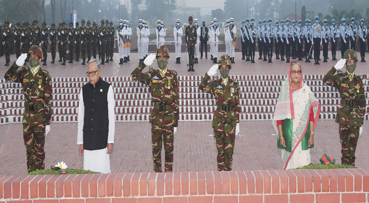 মহান স্বাধীনতা ও জাতীয় দিবস উপলক্ষ্যে রাষ্ট্রপতি মোঃ আবদুল হামিদ ও প্রধানমন্ত্রী শেখ হাসিনা সাভারে জাতীয় স্মৃতিসৌধে পুস্পস্তবক অর্পণ শেষে দাঁড়িয়ে শহিদদের প্রতি শ্রদ্ধা জানান। 