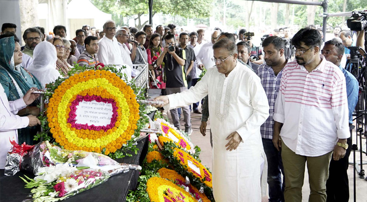 তথ্য ও সম্প্রচার মন্ত্রী ড. হাছান মাহমুদ ঢাকায় কেন্দ্রীয় শহীদ মিনারে প্রয়াত বরেণ্য চলচ্চিত্র নির্মাতা সৈয়দ সালাহউদ্দিন জাকীর মরদেহে পুস্পস্তবক অর্পণ করে শদ্ধা জানান। 