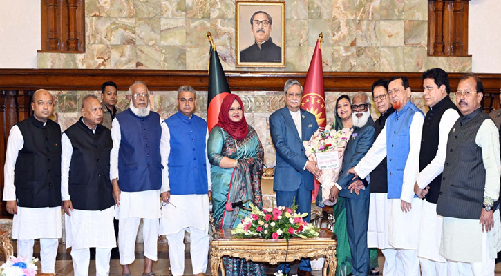 রাষ্ট্রপতি মোঃ সাহাবুদ্দিনের সাথে আজ বঙ্গভবনে বাংলাদেশ রেড ক্রিসেন্ট সোসাইটির চেয়ারম্যান অধ্যাপক ডা. মো. উবায়দুল কবীর চৌধুরীর নেতৃত্বে সংগঠনটির নবনির্বাচিত কমিটির সদস্যবৃন্দ সাক্ষাৎ করেন। 
