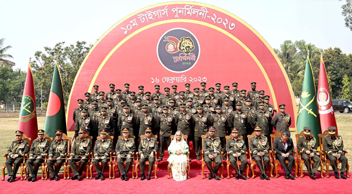 প্রধানমন্ত্রী শেখ হাসিনা চট্টগ্রাম ইবিআরসি’তে ইস্ট বেঙ্গল রেজিমেন্টের ‘দশম টাইগার্স পুনর্মিলনী ২০২৩’ অনুষ্ঠানে অফিসারদের সাথে ফটোসেশনে অংশ নেন।