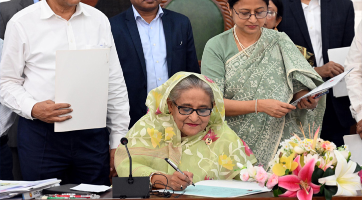 প্রধানমন্ত্রী শেখ হাসিনা জাতীয় সংসদ ভবনে মন্ত্রিসভার বিশেষ বৈঠক শেষে ২০২৩-২০২৪ অর্থবছরের প্রস্তাবিত বাজেটে স্বাক্ষর করেন।