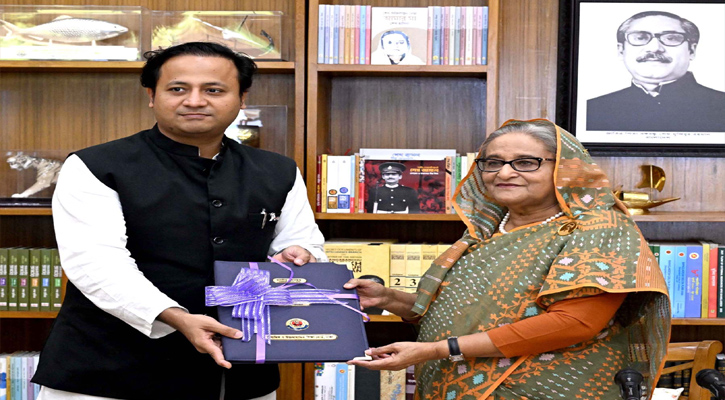 প্রধানমন্ত্রী শেখ হাসিনার হাতে আজ গণভবনে মাধ্যমিক স্কুল সার্টিফিকেট (এসএসসি) ও সমমান পরীক্ষা-২০২৪ এর সম্মিলিত ফলাফলের পরিসংখ্যান তুলে দেন শিক্ষামন্ত্রী মহিবুল হাসান চৌধুরী। 