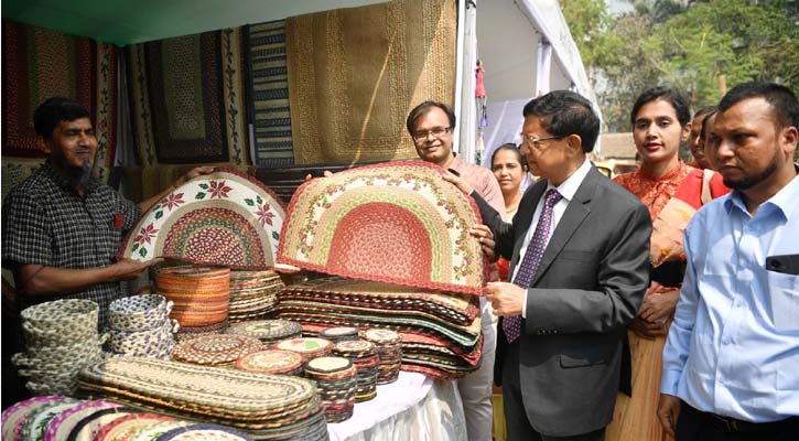 বস্ত্র ও পাট মন্ত্রী গোলাম দস্তগীর গাজী, বীরপ্রতীক ঢাকায় বাংলাদেশ শিল্পকলা একাডেমিতে ‘জাতীয় পাট দিবস-২০২৩’ উপলক্ষ্যে বহুমুখী পাট পণ্য মেলার উদ্বোধন শেষে স্টল পরিদর্শন করেন  (রবিবার, ১২ মার্চ ২০২৩)