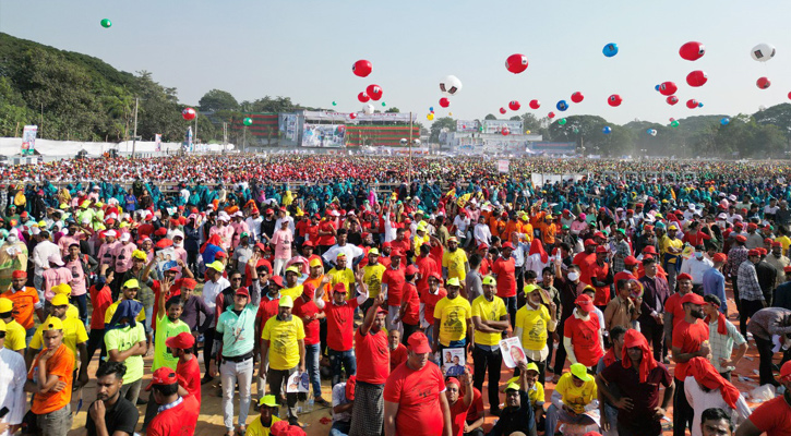 প্রধানমন্ত্রী বলেন, ১৬ ডিসেম্বর পাকিস্তানি হানাদার বাহিনী আমাদের মুক্তি বাহিনী ও মিত্র বাহিনীর কাছে আত্মসমর্পণ করেছিল। আত্মসমর্পণের আগে পাকিস্তানি হানাদার বাহিনী বুদ্ধিজীবী হত্যা শুরু করে।