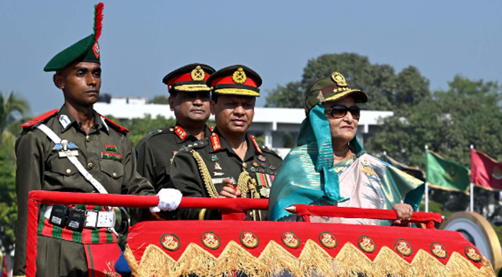 প্রধানমন্ত্রী শেখ হাসিনা চট্টগ্রামে বাংলাদেশ মিলিটারি একাডেমিতে বাংলাদেশ সেনাবাহিনীর ৮৩তম বিএমএ দীর্ঘমেয়াদি কোর্স সমাপনীতে পাসিং আউট ক্যাডেটদের ‘রাষ্ট্রীয় কুচকাওয়াজ পরিদর্শন করেন।