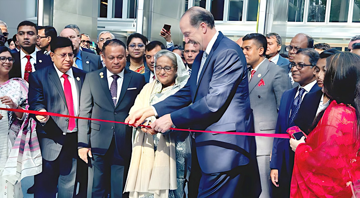 ওয়াশিংটনে জাতিসংঘ সদরদপ্তরে একটি ছবি প্রদর্শনী উদ্বোধন করছেন প্রধানমন্ত্রী শেখ হাসিনা