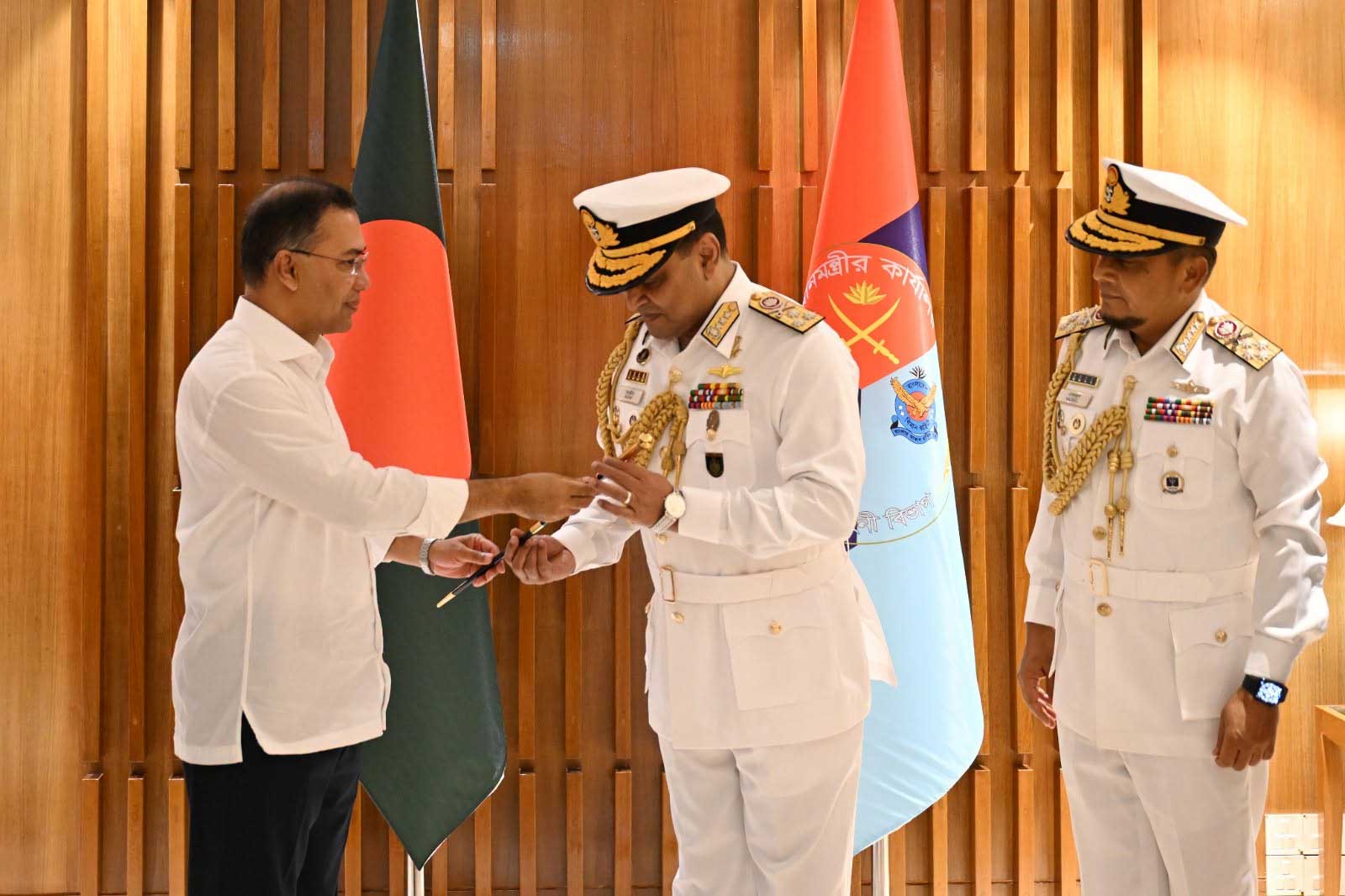 প্রধানমন্ত্রী জনাব তারেক রহমান এবং বিদায়ী নৌবাহিনী প্রধান অ্যাডমিরাল এম. নাজমুল হাসান নবনিযুক্ত নৌবাহিনী প্রধান রিয়ার অ্যাডমিরাল খোন্দকার মিসবাহ উল আজীমকে ভাইস অ্যাডমিরাল পদমর্যাদার র‌্যাঙ্ক ব্যাজ পরিয়ে দেন।