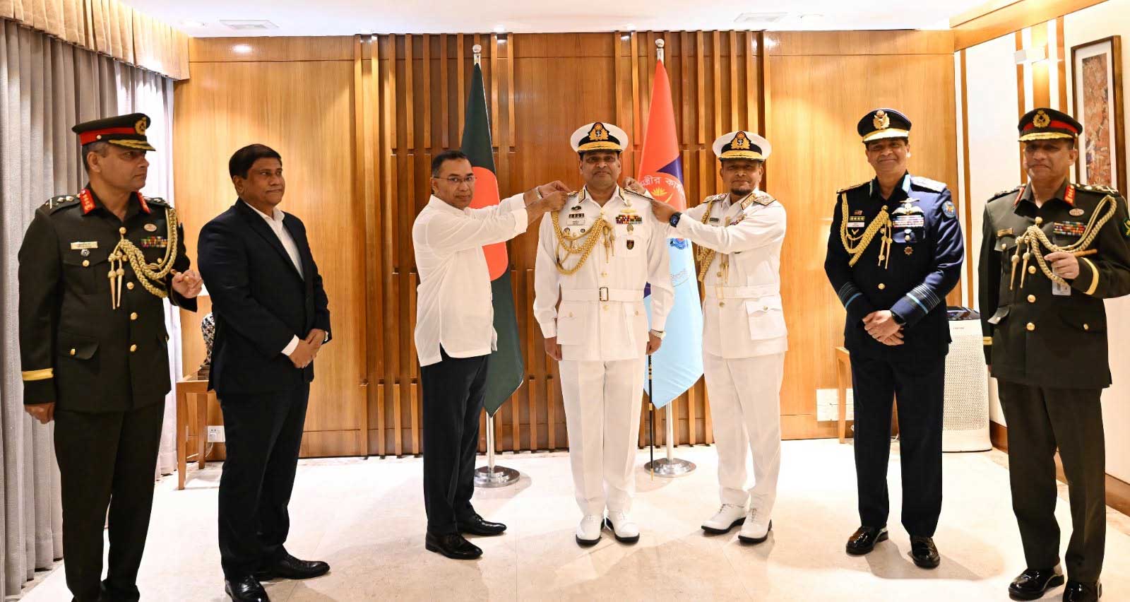 প্রধানমন্ত্রী জনাব তারেক রহমান এবং বিদায়ী নৌবাহিনী প্রধান অ্যাডমিরাল এম. নাজমুল হাসান নবনিযুক্ত নৌবাহিনী প্রধান রিয়ার অ্যাডমিরাল খোন্দকার মিসবাহ উল আজীমকে ভাইস অ্যাডমিরাল পদমর্যাদার র‌্যাঙ্ক ব্যাজ পরিয়ে দেন।