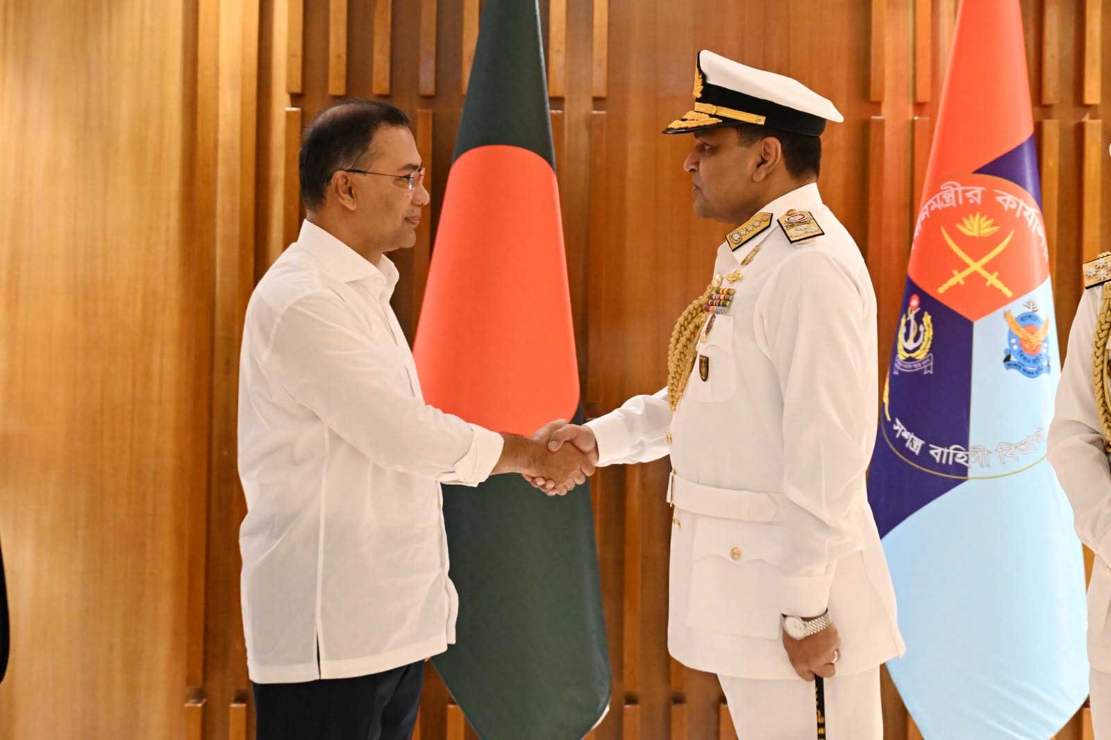 প্রধানমন্ত্রী জনাব তারেক রহমান  নবনিযুক্ত নৌবাহিনী প্রধান রিয়ার অ্যাডমিরাল খোন্দকার মিসবাহ উল আজীমকে ভাইস অ্যাডমিরাল পদমর্যাদার র‌্যাঙ্ক ব্যাজ পরিয়ে দেন।