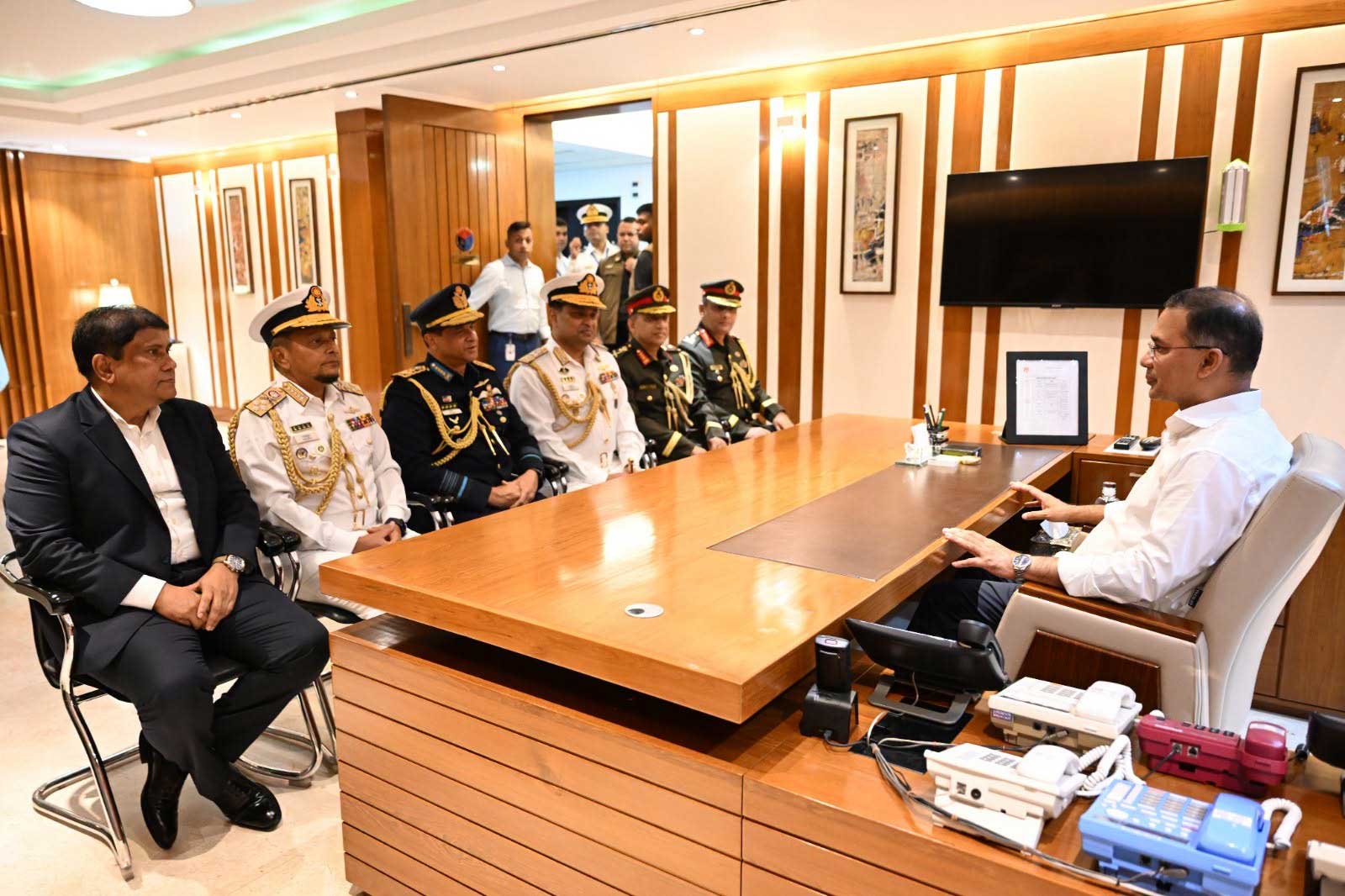 প্রধানমন্ত্রী জনাব তারেক রহমান এবং বিদায়ী নৌবাহিনী প্রধান অ্যাডমিরাল এম. নাজমুল হাসান নবনিযুক্ত নৌবাহিনী প্রধান রিয়ার অ্যাডমিরাল খোন্দকার মিসবাহ উল আজীমকে ভাইস অ্যাডমিরাল পদমর্যাদার র‌্যাঙ্ক ব্যাজ পরিয়ে দেন।