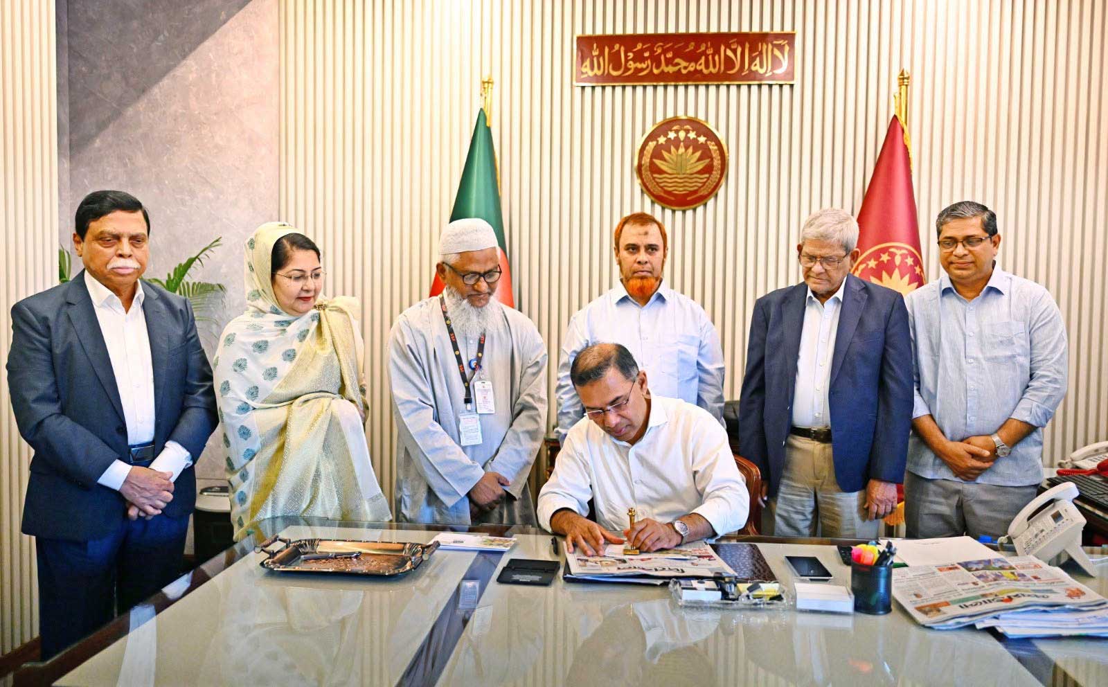 ‘উন্নত পল্লী, সমৃদ্ধ দেশ; সবার আগে বাংলাদেশ’-এই প্রতিপাদ্যকে সামনে রেখে জাতীয় পল্লী উন্নয়ন দিবস ২০২৬ উপলক্ষে স্মারক ডাকটিকিট, উদ্বোধনী খাম ও ডাটাকার্ডের উদ্বোধন করেন মাননীয় প্রধানমন্ত্রী তারেক রহমান।