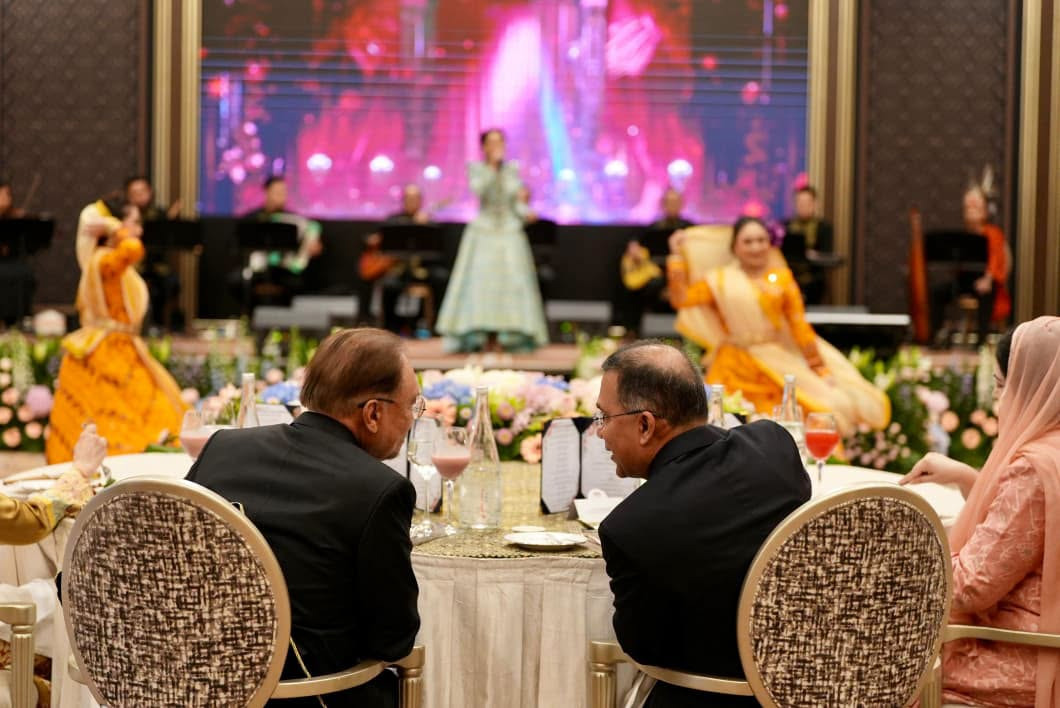 মাননীয় প্রধানমন্ত্রী তারেক রহমান আজ সোমবার (২২ জুন ২০২৬) মালয়েশিয়ার প্রধানমন্ত্রীর বাসভবনে আয়োজিত মধ্যাহ্নভোজে অংশ নেন এবং মালয়েশিয়ার প্রখ্যাত শিল্পীদের মালয় ও বাংলা ভাষায় সংগীতসহ সাংস্কৃতিক অনুষ্ঠান উপভোগ করেন।