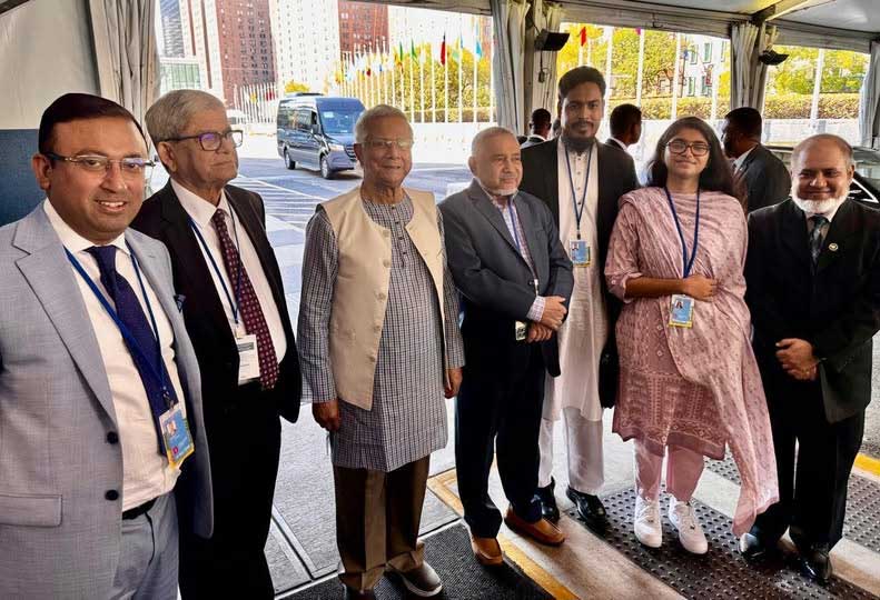 নিউইয়র্কে জাতিসংঘের ৮০তম সাধারণ পরিষদের সাধারণ বিতর্ক অধিবেশনে বক্তৃতা দেওয়ার পর প্রধান উপদেষ্টা অধ্যাপক মুহাম্মদ ইউনূস জাতিসংঘ সাধারণ পরিষদ হল ত্যাগ করেন।