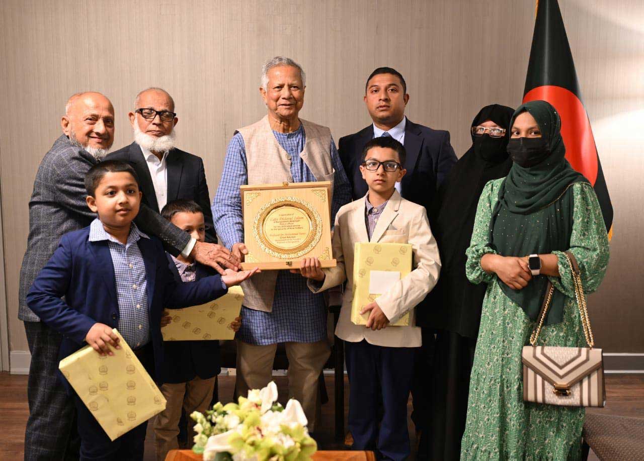 প্রধান উপদেষ্টার সঙ্গে নিউইয়র্কে বন্দুকধারীর হামলায় নিহত পুলিশ কর্মকর্তা দিদারুল ইসলামের পরিবারের সাক্ষাৎ