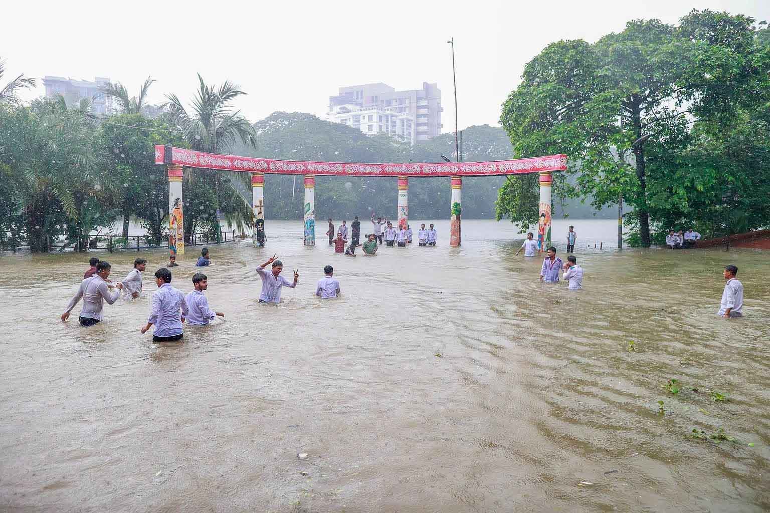 তলিয়ে যাওয়া রবীন্দ্রসরোবরের প্রাঙ্গণে বৃষ্টির মধ্যেই খেলায় মেতে উঠেছে একদল শিক্ষার্থী