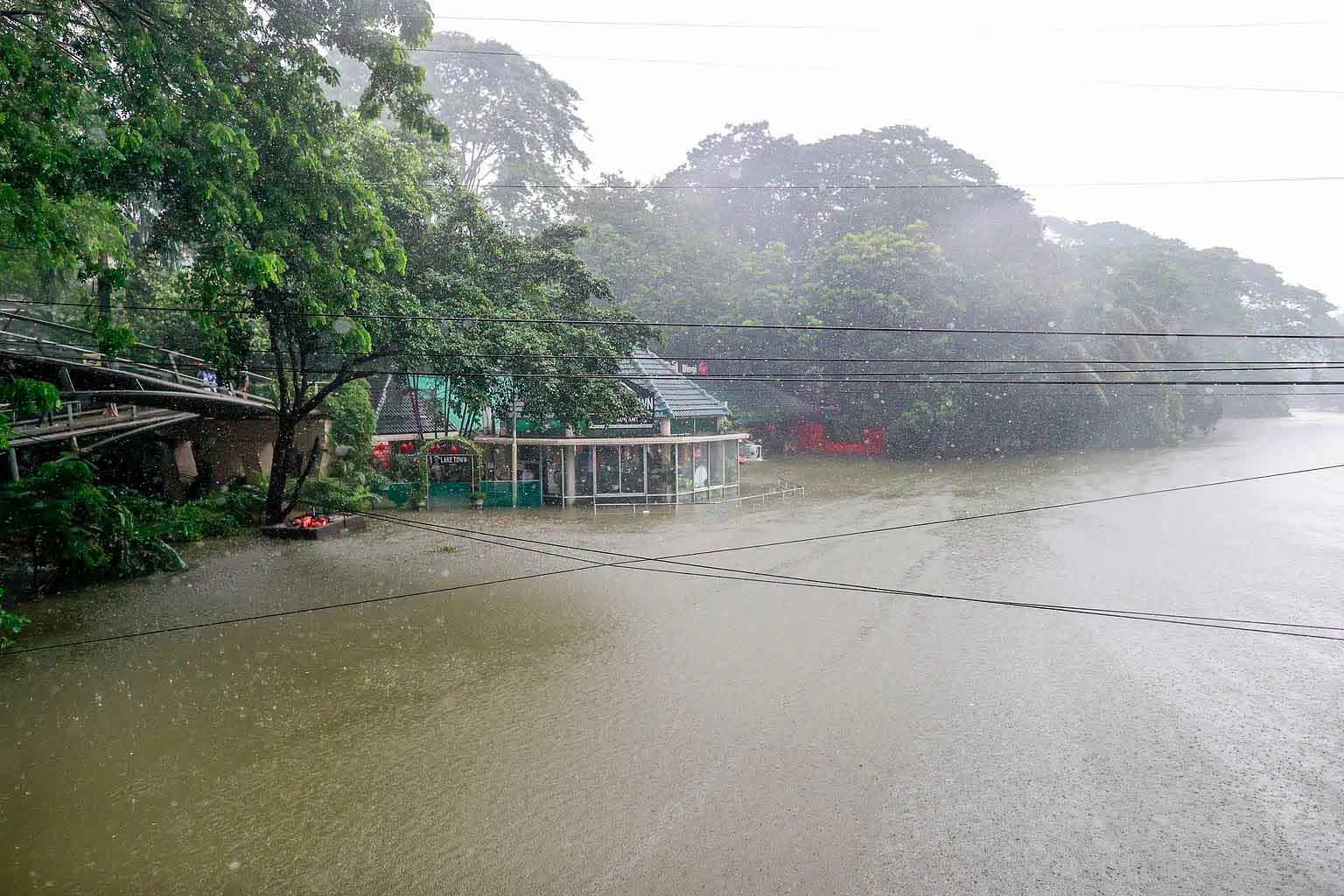 টানা বর্ষণে পানির নিচে তলিয়ে গেছে ধানমন্ডি লেকের হাঁটার পথ ও আশপাশের এলাকা