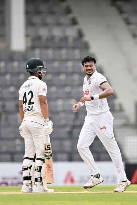তাসকিন আহমেদ বাংলাদেশের প্রথম উইকেট হিসেবে আব্দুল্লাহ ফজলকে আউট করেন।