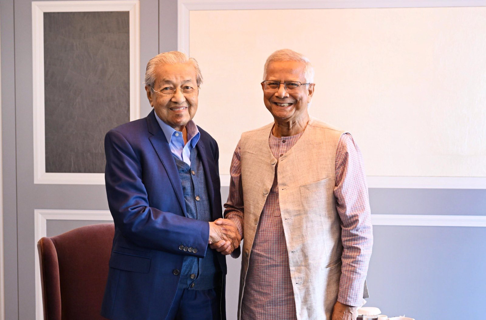 ১০০তম জন্মদিনের আগে মাহাথিরকে অভিনন্দন জানিয়েছেন প্রধান উপদেষ্টা
