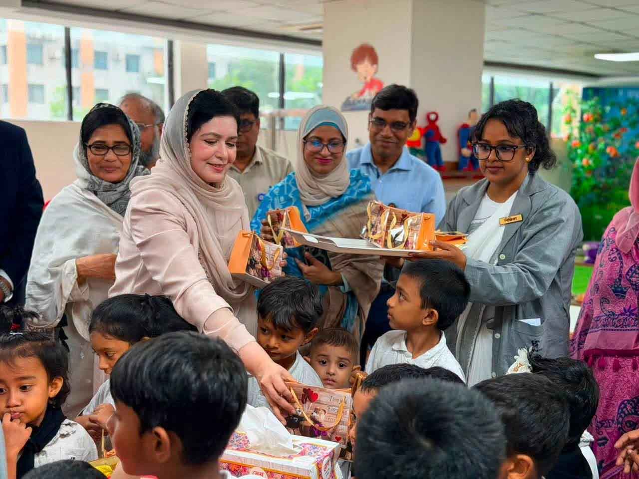 রাজধানীর তেজগাঁওয়ে সমাজসেবা অধিদফতরের শিশু পরিচর্যা ও পুনর্বাসন কার্যক্রম পরিদর্শন করেন জিয়াউর রহমান ফাউন্ডেশনের ভাইস-চেয়ারম্যান ডা. জুবাইদা রহমান।