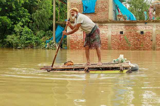মরিচ্যাপাড়া এলাকায় বাঁশ ও কলাগাছ দিয়ে তৈরি ভেলায় এখন চলাচল করতে হচ্ছে।