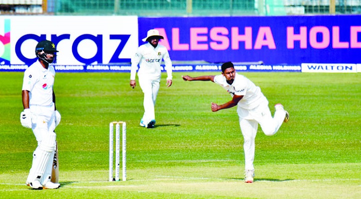 তৃতীয় দিনের শুরুতেই তাইজুলের জোড়া আঘাত