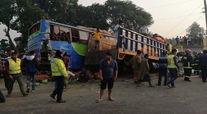 রাস্তায় দাঁড়িয়ে থাকা বাসে ট্রাকের ধাক্কা, নিহত ৬