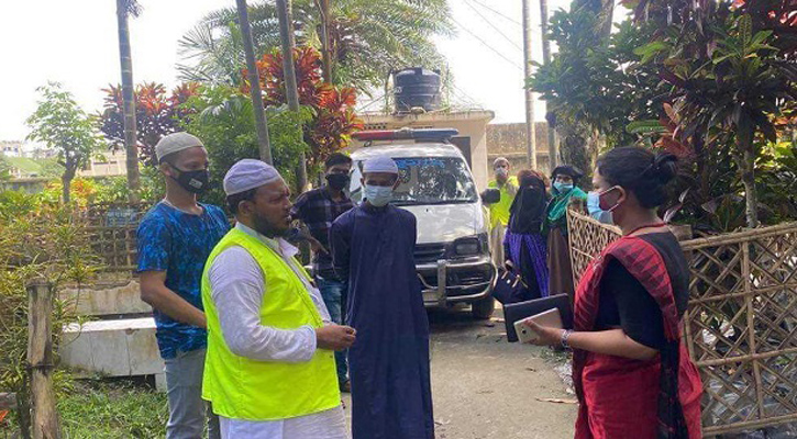 নির্জন ঘরে স্ত্রীর লাশ নিয়ে কান্না করছিলেন করোনা আক্রান্ত স্বামী, উদ্ধার করলেন ইউএনও