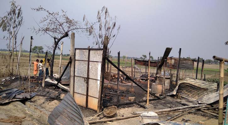 গোদাগাড়ীতে অগ্নিকাণ্ডে বসতবাড়ির সবকিছু পুড়ে ছাই