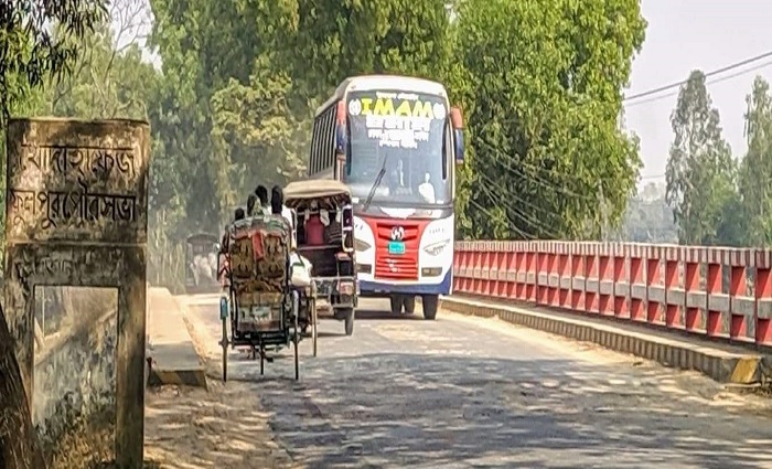 ময়মনসিংহে বেপরোয়া হয়ে উঠেছে থ্রী হুইলার