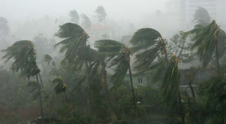 উপকূল অতিক্রম করছে নিম্নচাপটি