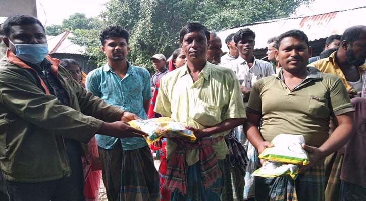 টুঙ্গিপাড়ায় কৃষকদের মাঝে বিনামূল্যে ধান বীজ বিতরণ