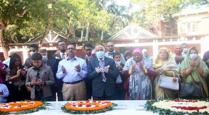 বঙ্গবন্ধুর সমাধিতে বাংলাদেশ প্রেস কাউন্সিল চেয়ারম্যানের শ্রদ্ধা