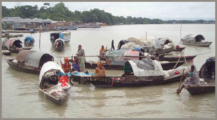 জলেভাসা জীবন ওদের : নৌকায় জন্ম-বিয়ে ও মৃত্যু!