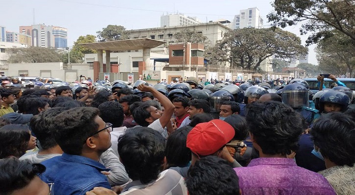 পুলিশের বাধায় বামজোটের স্বরাষ্ট্র মন্ত্রণালয় ঘেরাও কর্মসূচি 