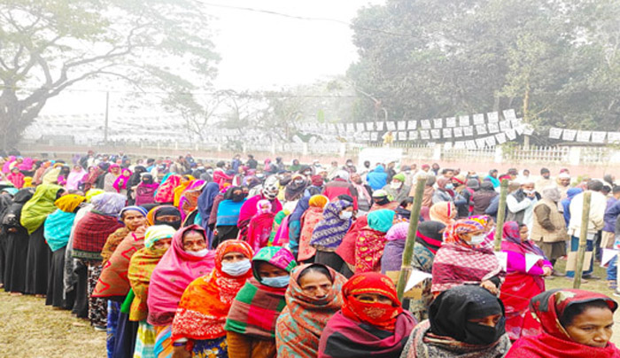 কনকনে শীতে ভোটকেন্দ্রে নারী ভোটারদের উপচে পড়া ভীড়