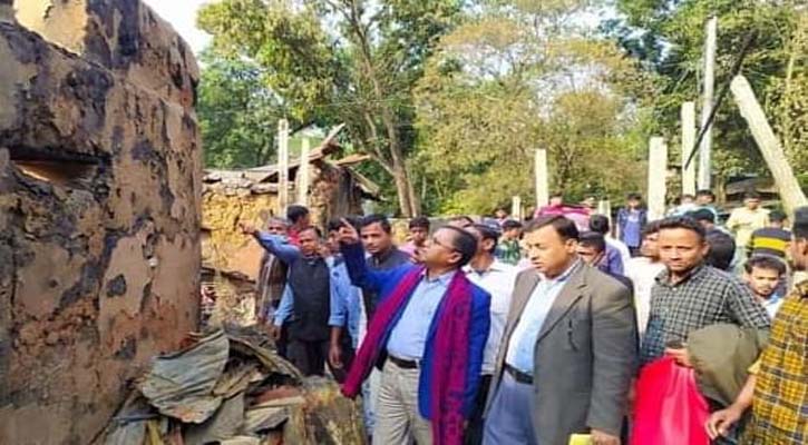 অগ্নিকান্ডে ক্ষতিগ্রস্তদের পাশে কেন্দ্রীয় আওয়ামী লীগ নেতা আমিন