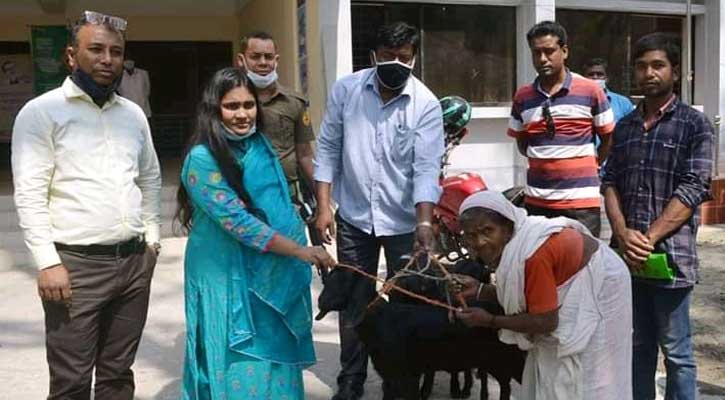 লালপুরে ভিক্ষুক পুনর্বাসনের লক্ষ্যে ২১ ভিক্ষুকে ছাগল প্রদান 