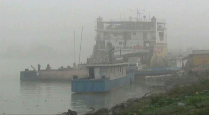 কুয়াশায় দুর্ঘটনা এড়াতে পাটু‌রিয়া-দৌলত‌দিয়া ফেরি চলাচল বন্ধ