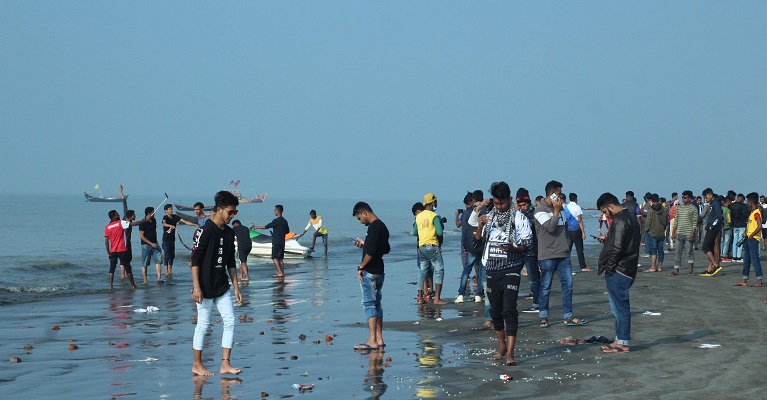 কুয়াকাটায় পর্যটকদের উপচে পড়া ভিড়