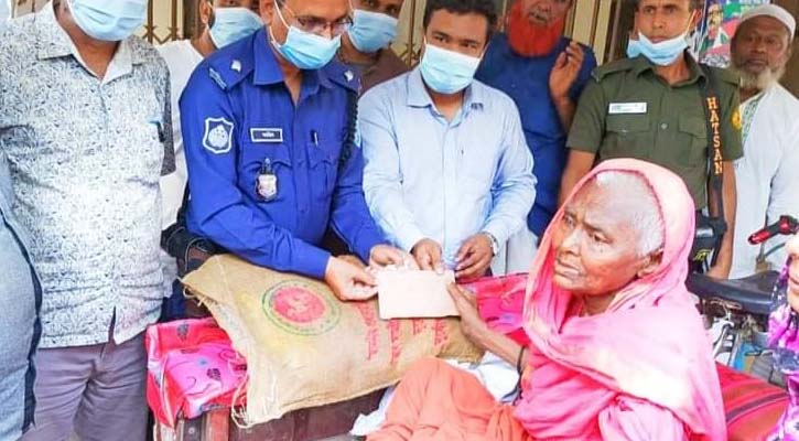 ঘোড়াঘাটে  শতবর্ষী মা কে রাস্তায় ফেলে রেখে যায় ছেলে 