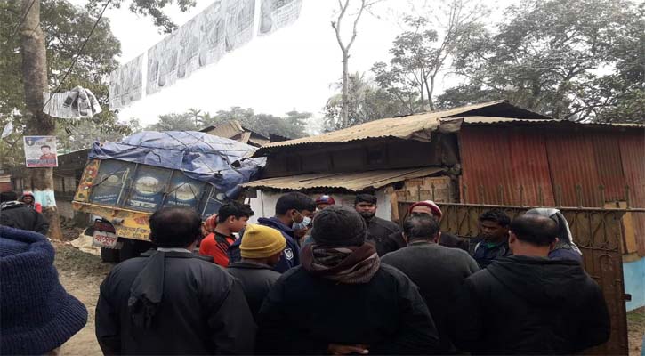 নবীগঞ্জে নিয়ন্ত্রণ হারিয়ে বসত ঘরে ট্রাক,আহত ২