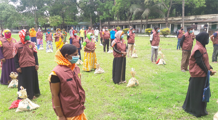 কুড়িগ্রামে দুস্থ ভিডিপি সদস্যদের মাঝে ঈদ উপহারের প্যাক বিতরণ