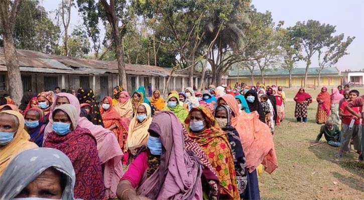 হ্যালো নওগাঁ ফাউন্ডেশনের উদ্যোগে শীতবস্ত্র বিতরণ