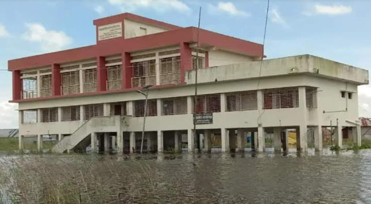 শিবচরে শিক্ষা প্রতিষ্ঠানে আশ্রয় নিয়েছে হতদরিদ্র ও অসহায় মানুষ