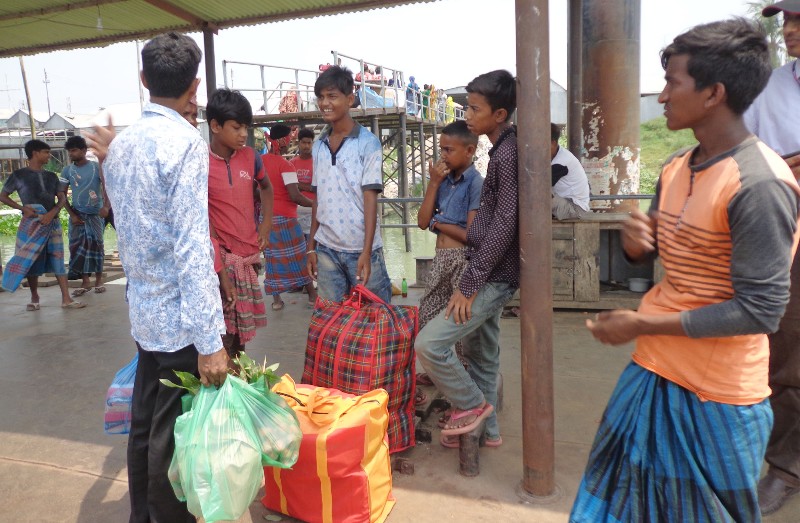 ঈদে বাংলাবাজার ঘাটে শিশু কুলিদের জীবন-জীবিকা