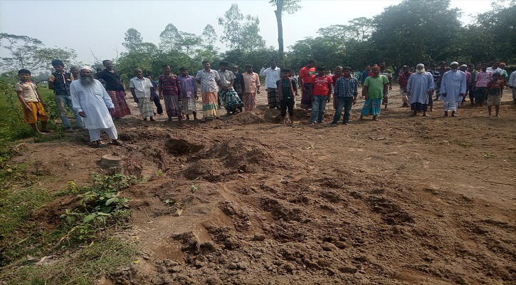 কবরস্থানের জমি দখলের প্রতিবাদে এলাকাবাসীর বিক্ষোভ